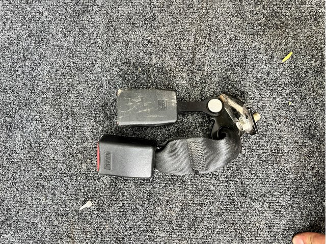 Ремень безопасности задний центральный GJY957740D MAZDA