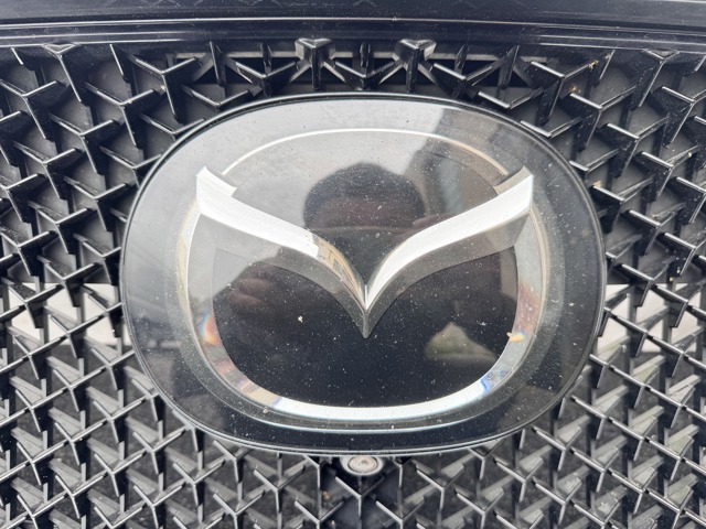Кронштейн эмблемы решетки радиатора KB8D50721 MAZDA