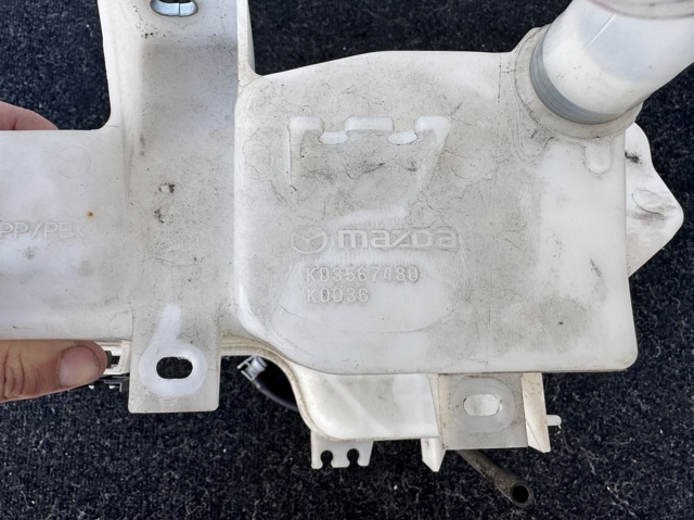 Бачок омывателя стекла KD3567480 MAZDA