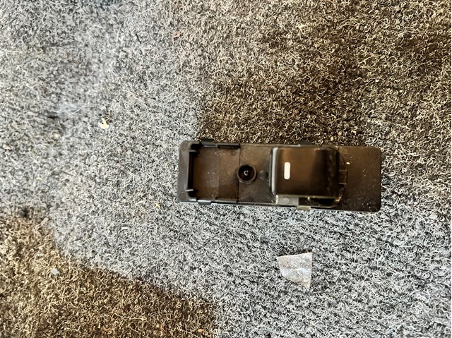 Кнопки переднего правого стекло подъемника KD4566370 MAZDA