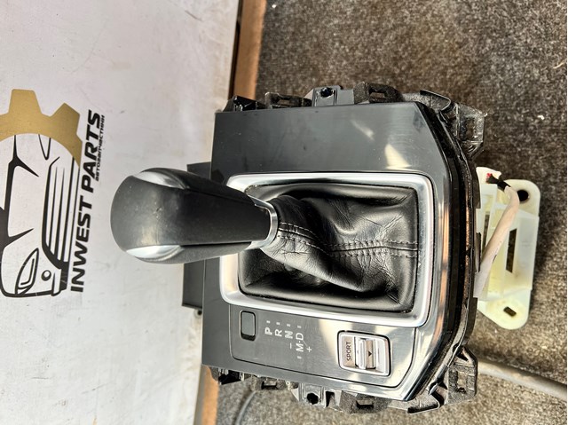 MAZDA KGC36434002 Накладка консоли рычага переключения передач АКПП в наличии Украина