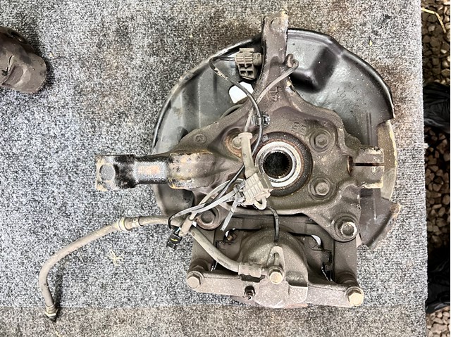 KN3L33021 Mazda Цапфа (поворотный кулак) передний правый
