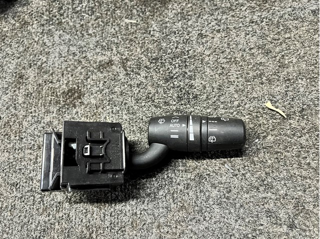 Правый подрулевой переключатель  KS0266128 MAZDA