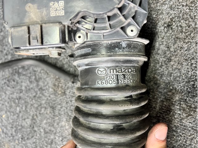 PY0113221 MAZDA Патрубок воздушный, выход воздушного фильтра купить в Винница