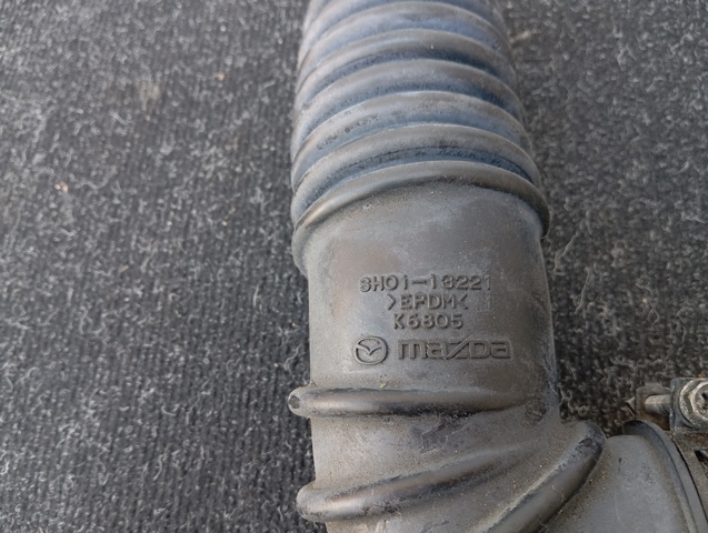 SH0113221 MAZDA Патрубок воздушный, выход воздушного фильтра купить в Винница