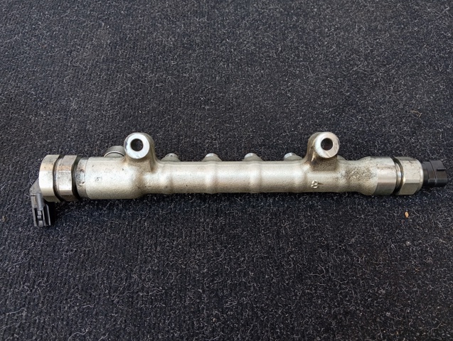 Топливная рампа SH0113GC0 MAZDA
