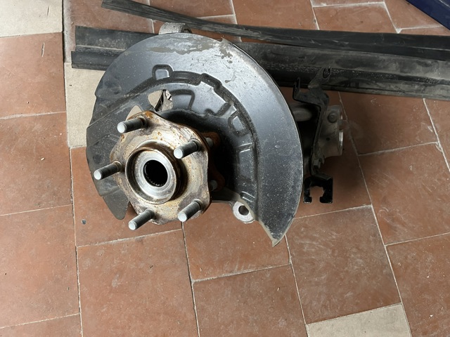 400156RR0A NISSAN Цапфа (поворотный кулак) передний левый купить в Ровно