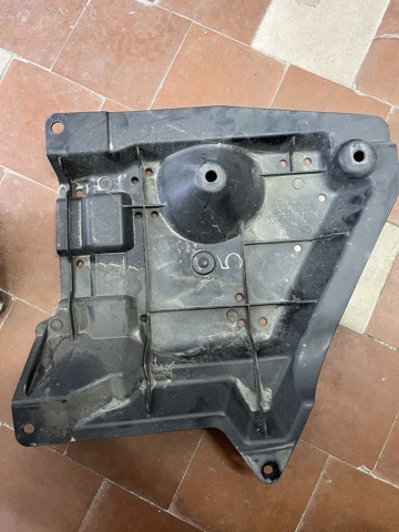 Защита днища, задняя левая 748196RR0A NISSAN
