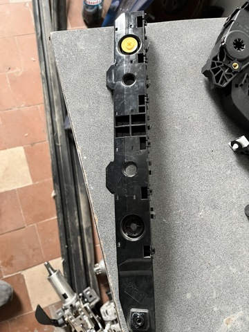 Направляющая заднего бампера, правая 852206RR0A NISSAN