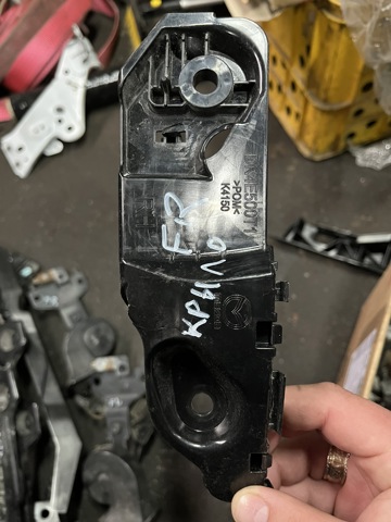 Направляющая переднего бампера, правая DN4E500T1 MAZDA