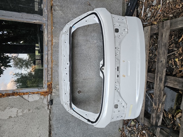 Дверь задняя багажная KMY16202X MAZDA