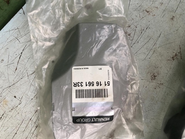 Заглушка бампера буксировочного крюка, задняя 511656133R RENAULT