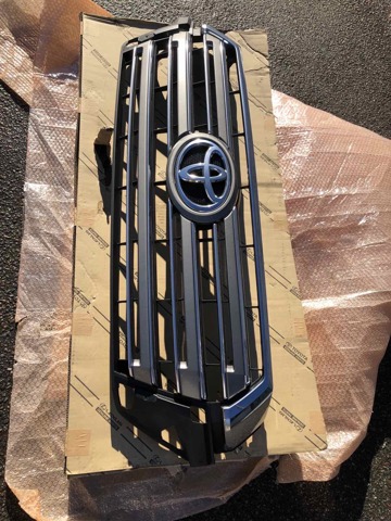 Решетка радиатора Toyota Land Cruiser