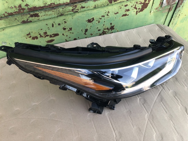 811100E521 TOYOTA Фара правая купить в Хмельницкий