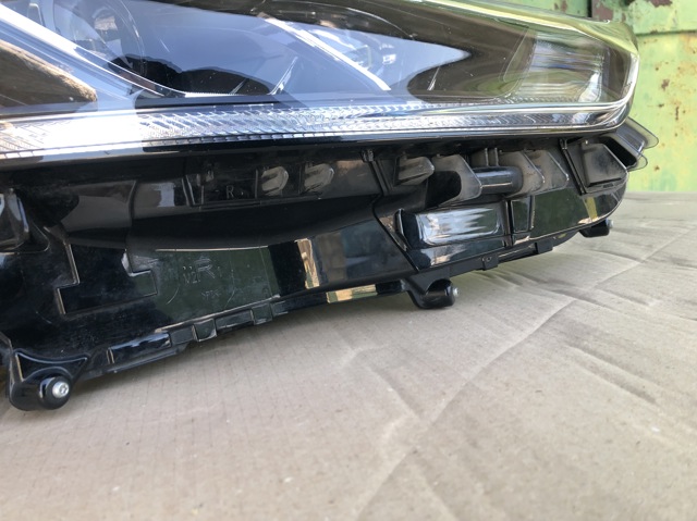 811100E521 TOYOTA Правая фара купить в Сумы
