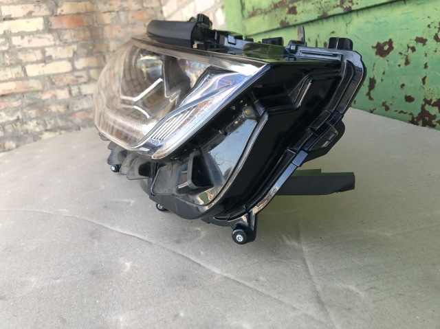 811100E521 TOYOTA Правая фара купить в Ужгород