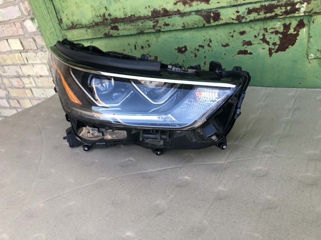Фара передняя правая 811100E521 TOYOTA