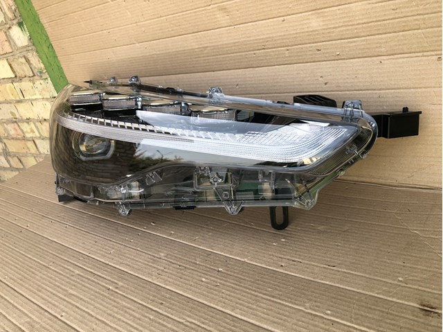 Фара правая 8111016840 TOYOTA