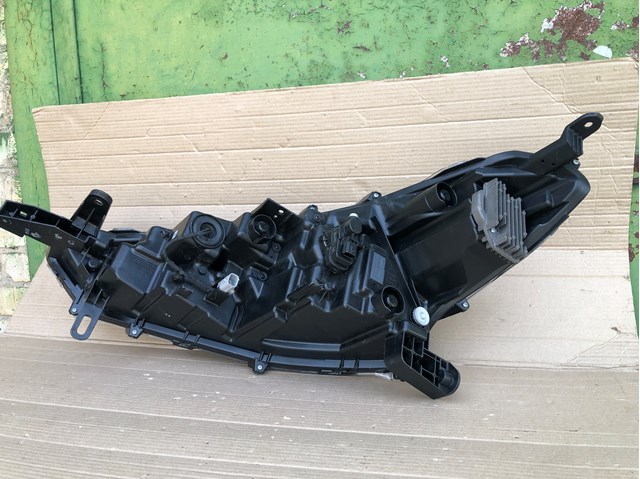 TOYOTA 8111016840 Фара правая в наличии Черкассы
