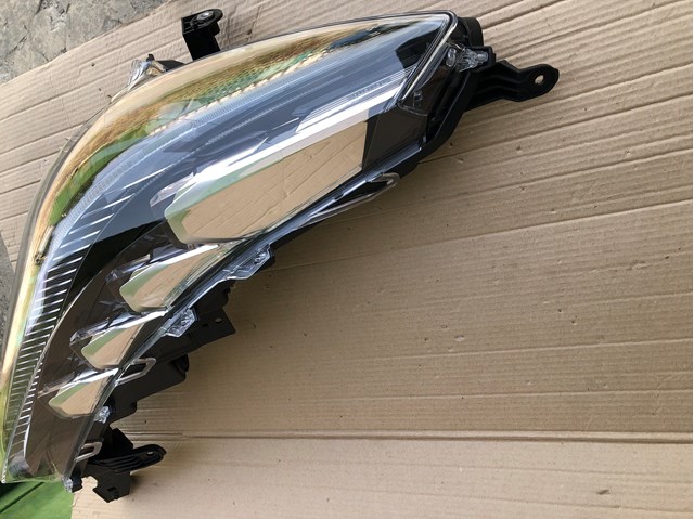 TOYOTA 8111016840 Правая фара в наличии Украина