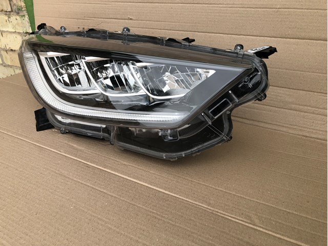 Правая блок фара 81110K0080 TOYOTA
