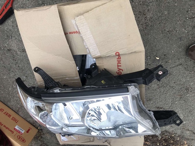 8113060N00 TOYOTA Правая фара купить в Кривой Рог
