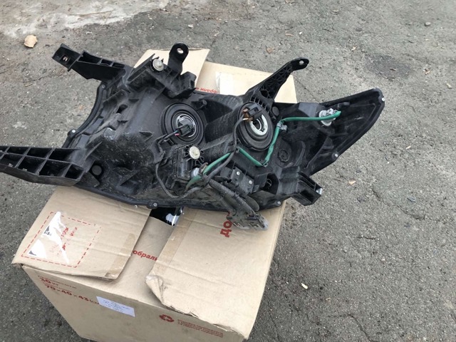 8113060N00 TOYOTA Фара правая купить в Ирпень