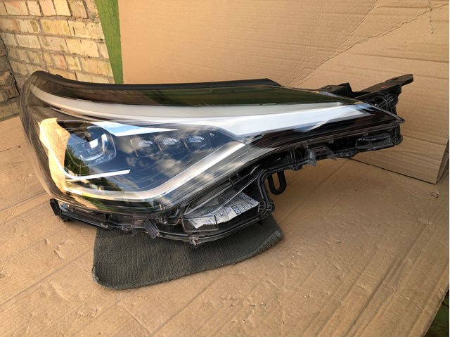 Вставка фары правой 81130F4250 TOYOTA
