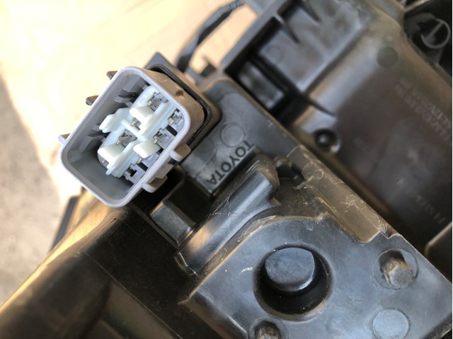 81130F4250 TOYOTA Правая фара купить в Кривой Рог