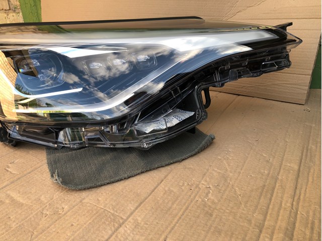 81130F4250 TOYOTA Правая фара купить в Киев
