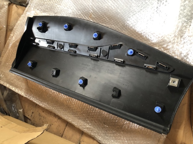 828768754R RENAULT Накладка двери задней правой купить в Полтава