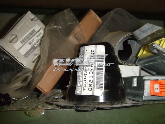Левый кронштейн заднего бампера 852138H300 NISSAN