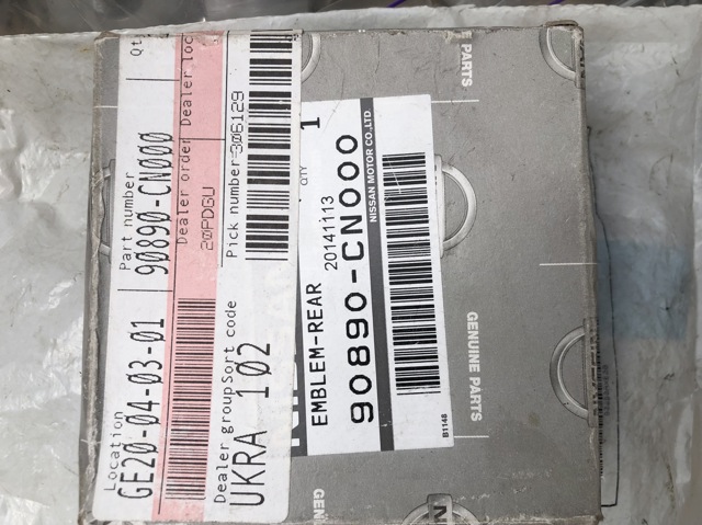 Фирменный значек на багажник 90890CN000 NISSAN