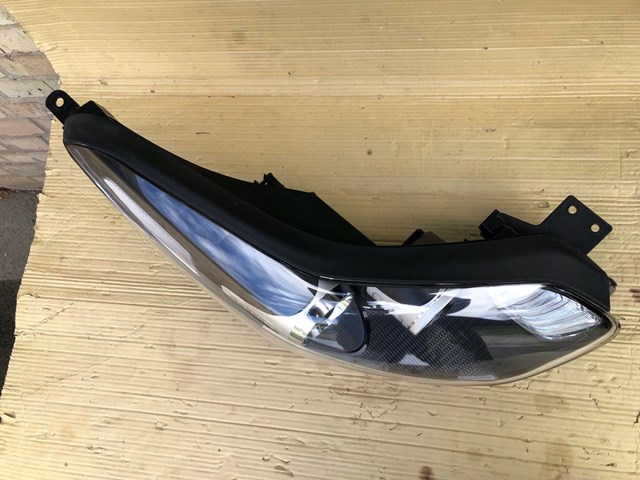 92102F1011 HYUNDAI Правая фара купить в Ирпень
