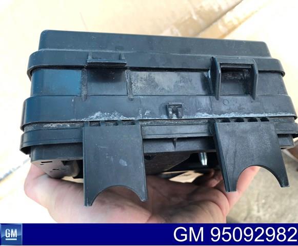 GM 95092982 Блок предохранителей в наличии Киев