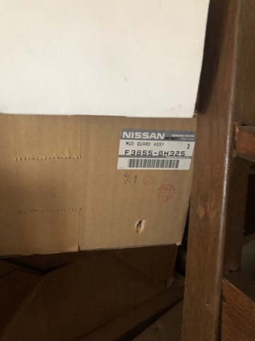 Передние брызговики F38558H325 NISSAN