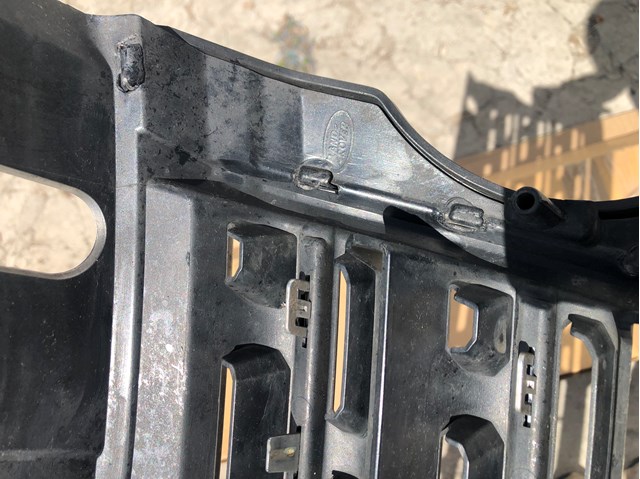 LR055881 LAND ROVER Решетка радиатора купить в Харьков