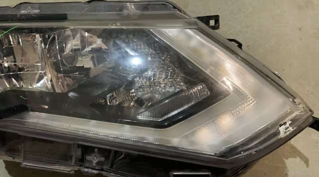 NISSAN 260106FL0A Правая фара в наличии Киев