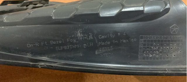 CHRYSLER 5UP97RXFAA Заглушка (решетка) противотуманных фар бампера переднего левая в наличии Хмельницкий