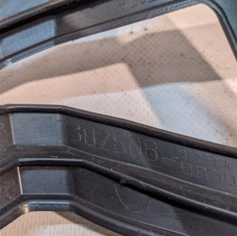 BMW 7302508 Кронштейн крепления противотуманной фары правой в наличии Житомир