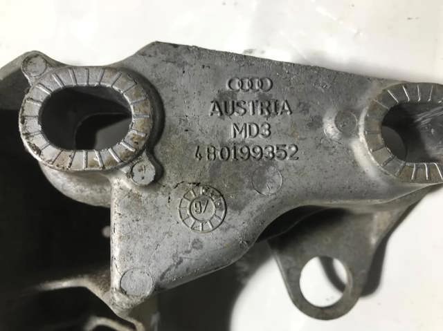VAG 4B0199352 Кронштейн подушки (опоры) двигателя правой в наличии Полтава