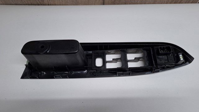 935701C110 HYUNDAI Кнопочный блок управления стеклоподъемником передний левый купить в Каменское