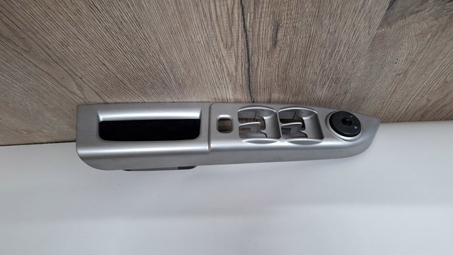 Кнопочный блок управления стеклоподъемником передний левый 935701C110 HYUNDAI
