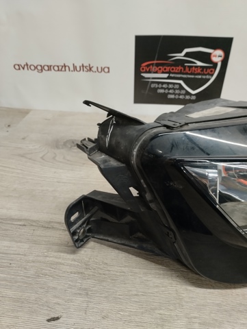 PEUGEOT 9677217280 Фара правая в наличии Ровно