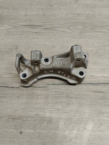 Кронштейн подушки (опоры) двигателя, правой 9688615780 PEUGEOT
