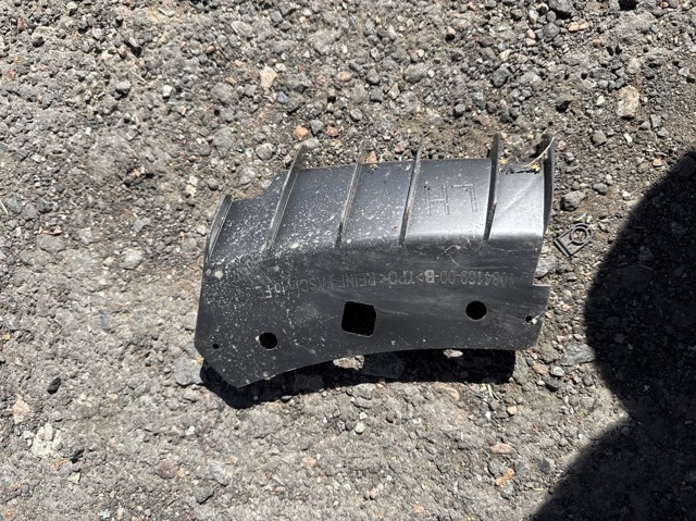 Крепление бампера 108416900B Tesla Model