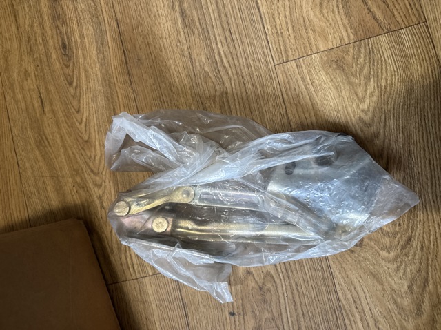 Завес капота, правый 1T0823302F VAG