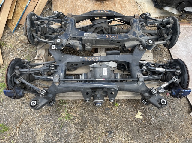 Цапфа поворотная левая 33326792515 BMW