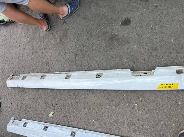 Накладка (молдинг) порога наружная правая 3C8853856F VAG