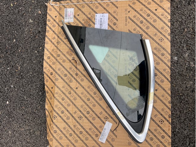 Стекло багажного отсека, правое 4G8845300C VAG